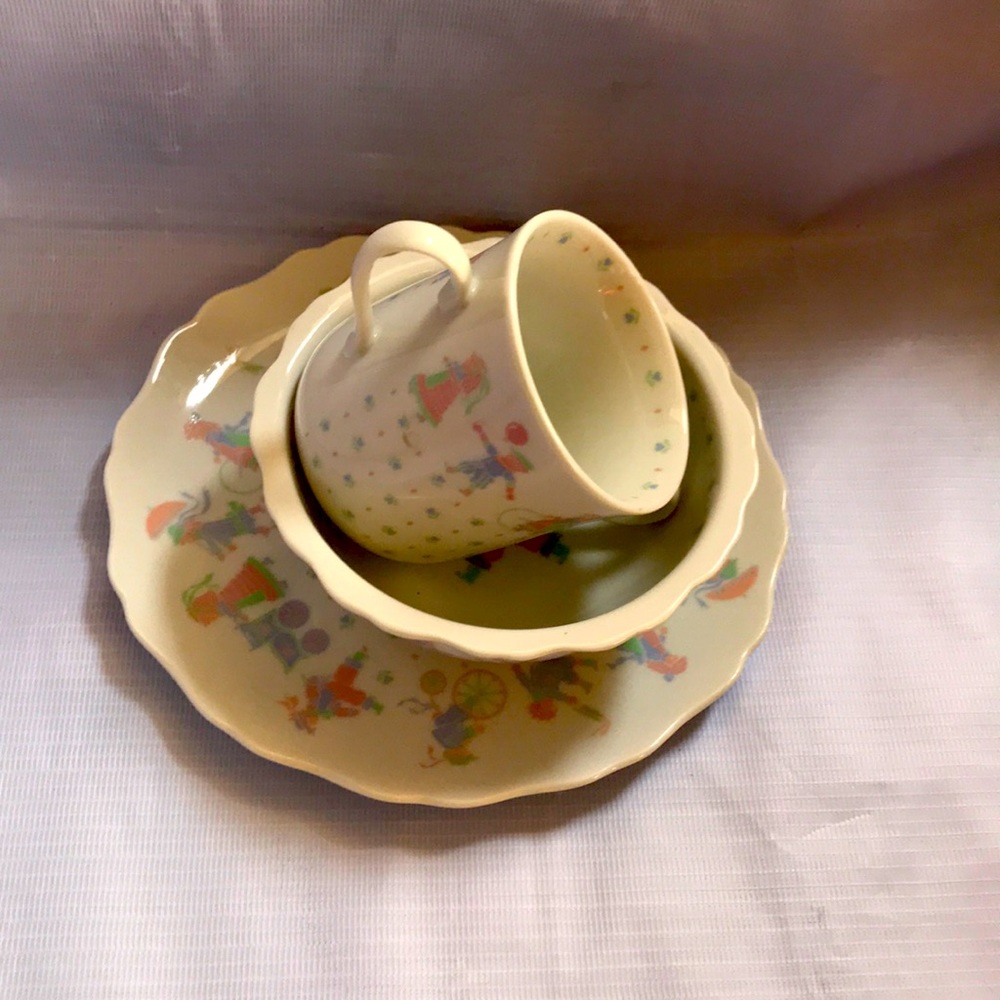 Lynn Hollyn child dinnerware